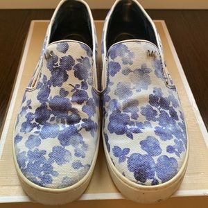 Michael Michael Kors Keaton canvas slip on blue white printed flower.size 7.5